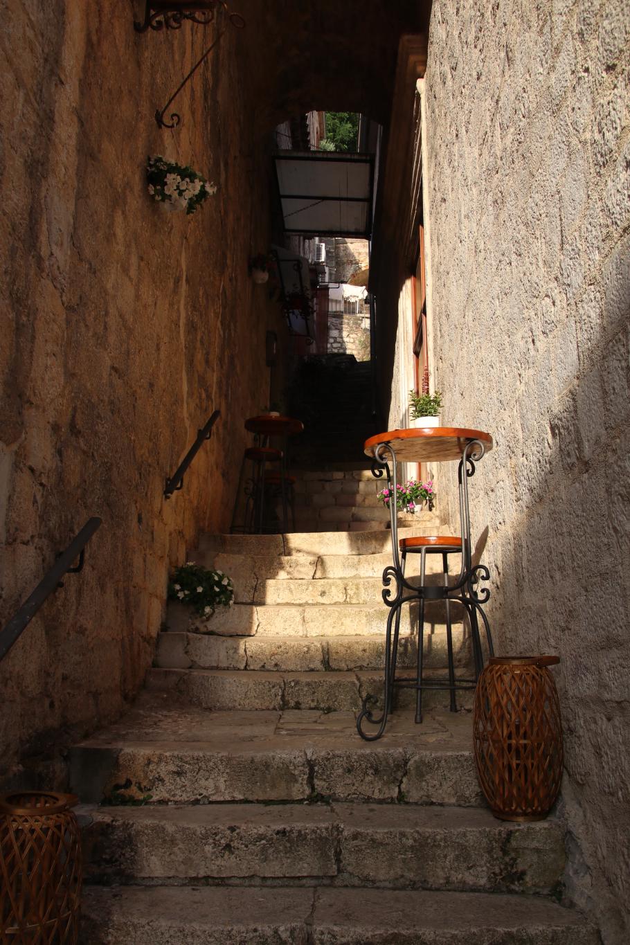 Durch die Lage am Berg sind die Gassen mit steilen Treppen verbunden