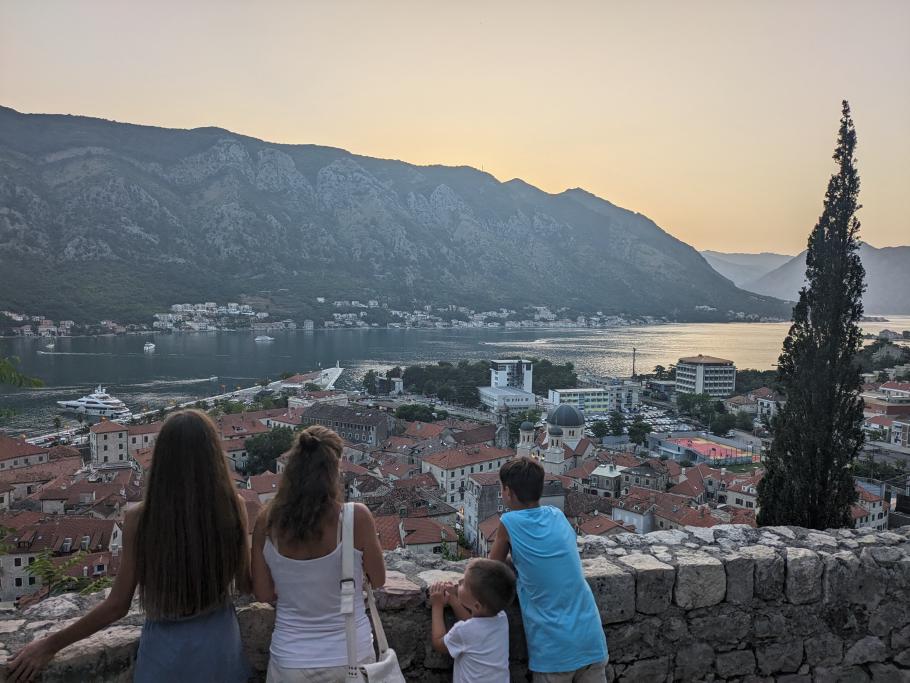 Vom ersten Plateau aus schauen wir über die Altstadt und das Fjord