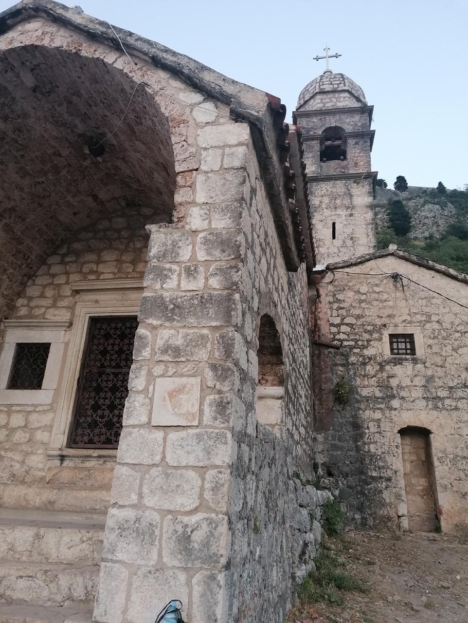 Auf dem unteren Drittel des Aufstiegs steht eine kleine Kapelle