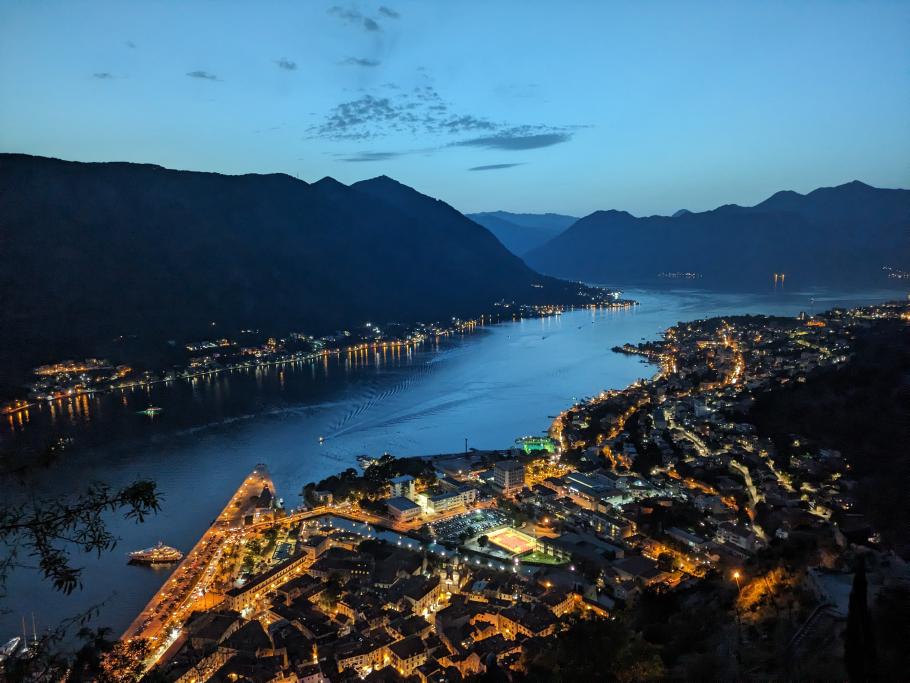 Rings um das Fjord herum erwacht das Nachtleben