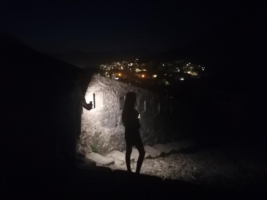 Auf dem unteren Stück brauchen wir die Taschenlampen