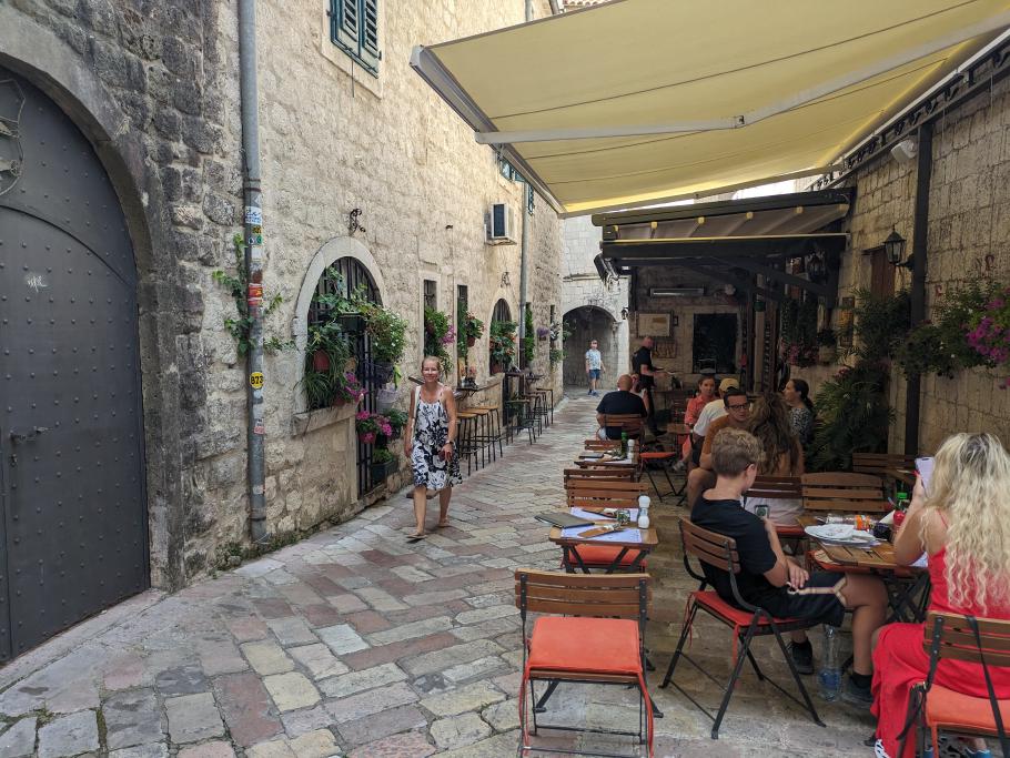 Wo gestern Abend noch Beats zum Tanz aufgefordert haben, wird jetzt gefrühstückt