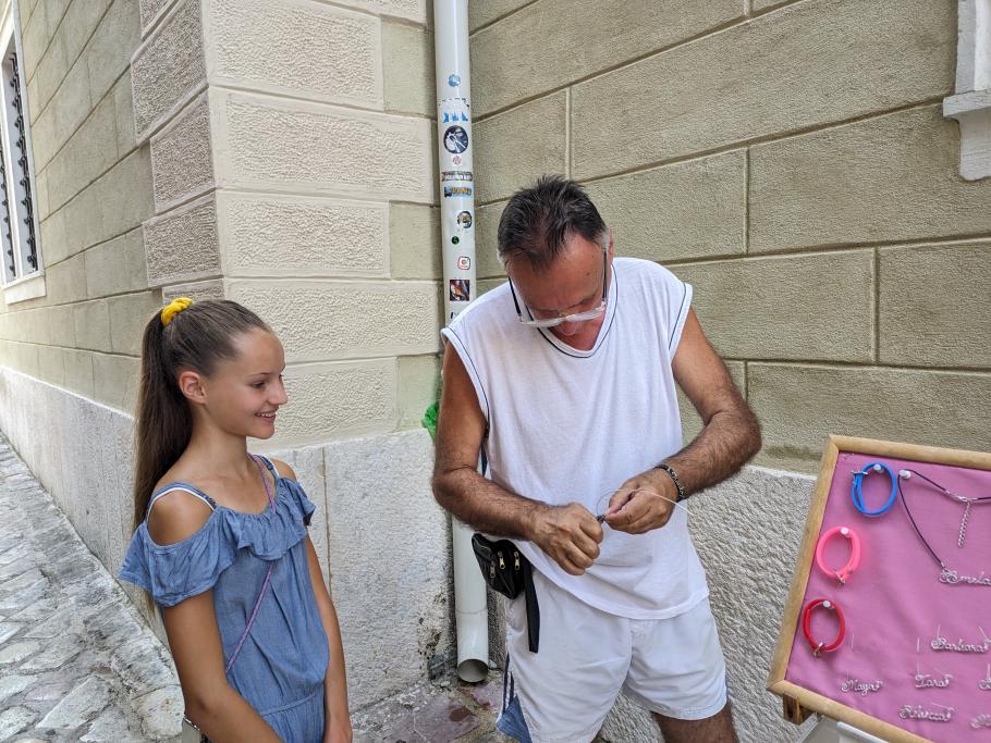 Annabell lässt sich ihren Namen als Kettenanhänger biegen