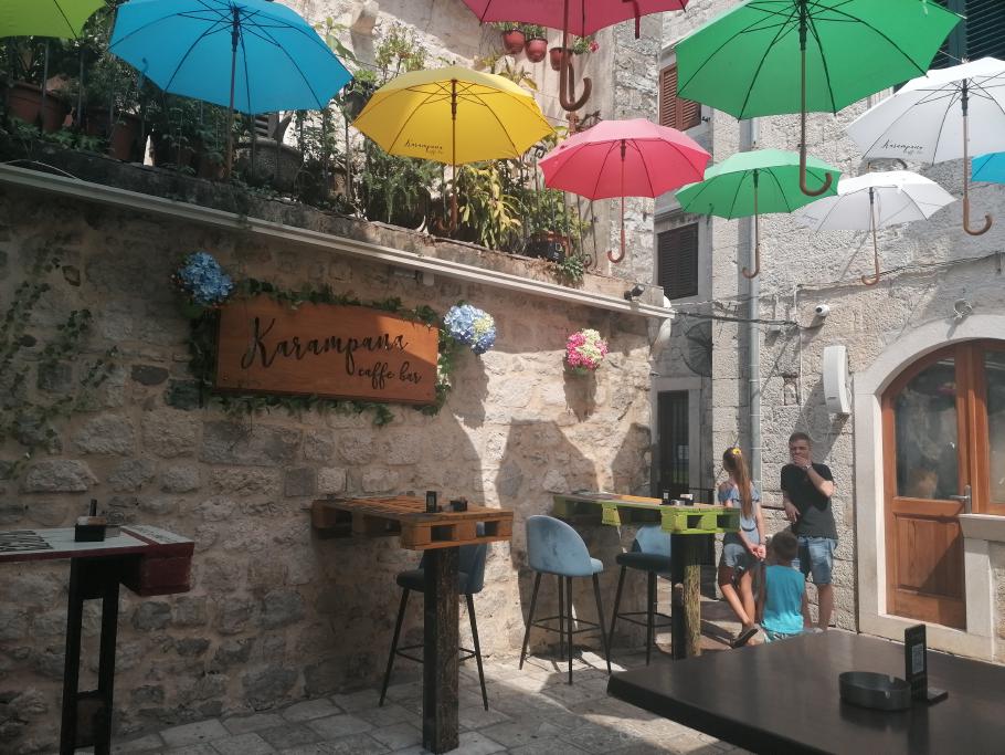 Die bunten Schirme hatten wir gestern von der Festung aus schon gesehen