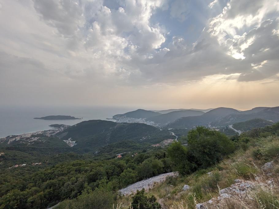 Gegen Abend kommt die Sonne nochmal hervor. Die Stadt in der Bildmitte ist Budva