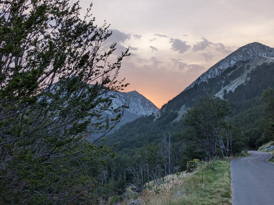 Sonnenuntergang über den Bergen