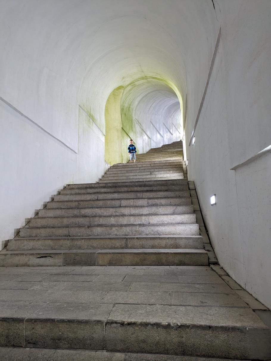 Bereits der Zugang zum Mausoleum ist ein enorm aufwändiges Bauwerk