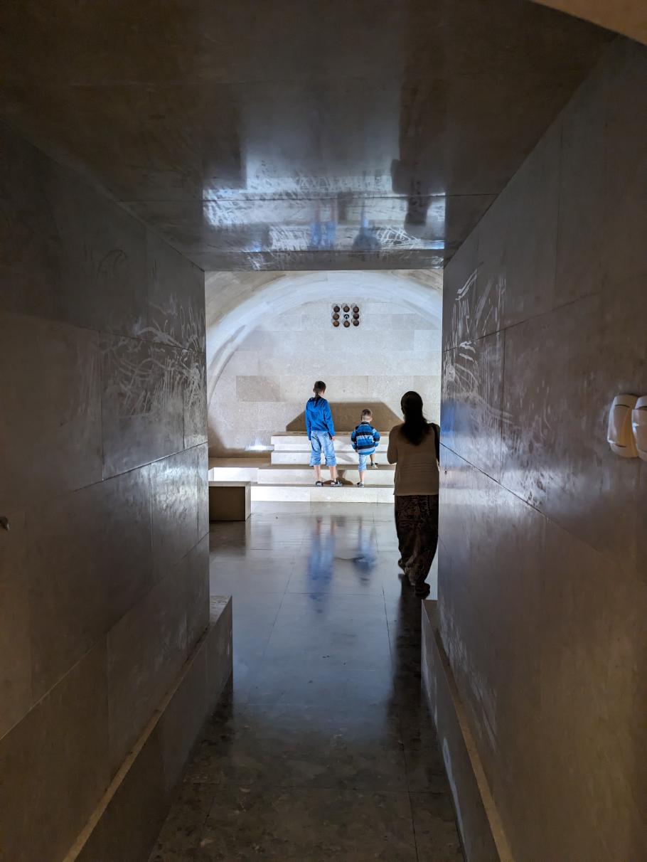 Zur Grabkammer geht es tief hinab