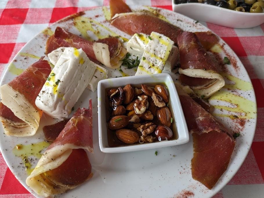 Keinfisch: Schinken, Ziegenkäse, Nüsse in Honig