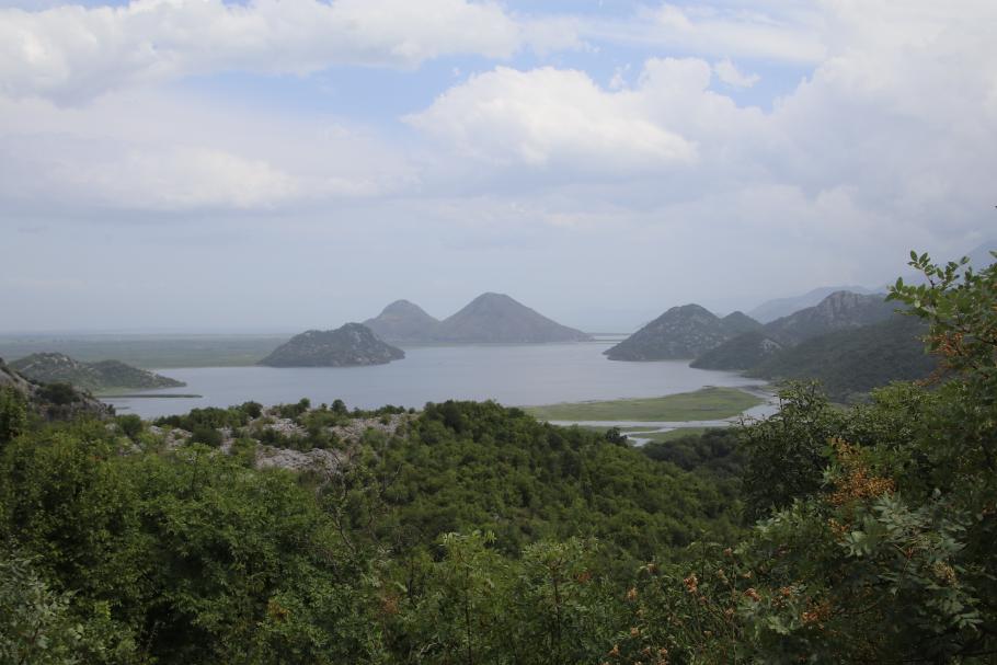 Lustige kleine Hügel ragen aus der Ebene, auf der der See liegt