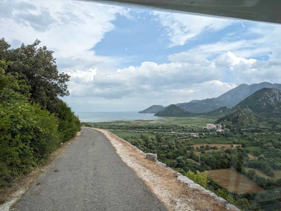 Toller Ausblick, aber die Straße dürfte ruhig etwas breiter sein