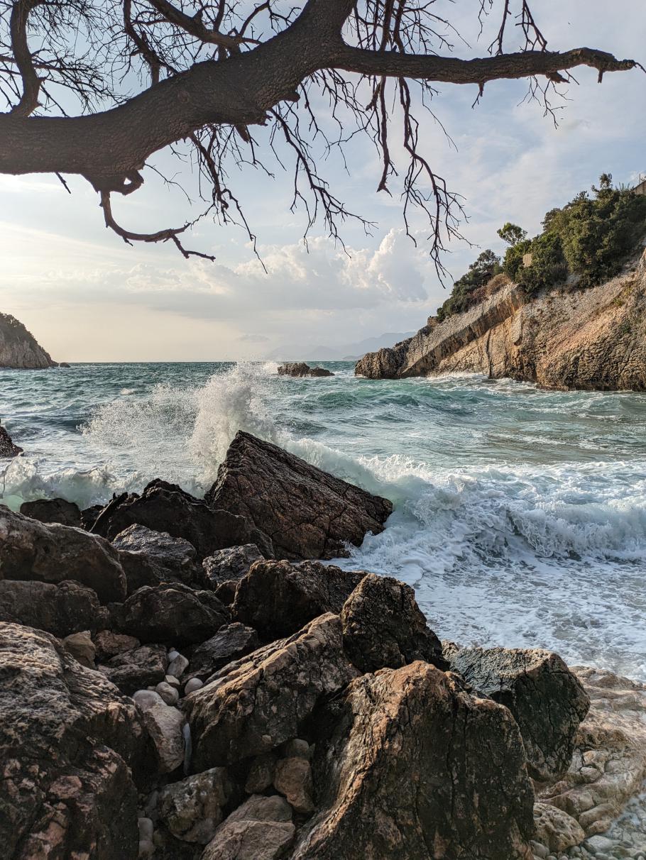 Der idyllische Strand hier heißt Krisstallbucht