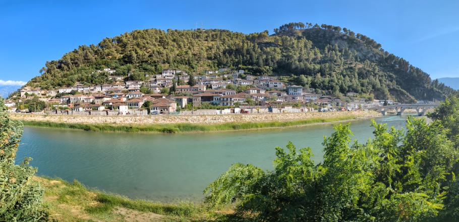 Unser Stellplatz ist in Gorica, auf dem Bild ganz rechts hinter der Brücke