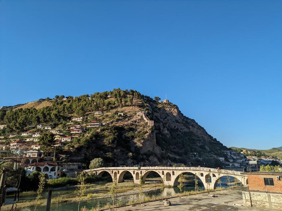 Eine alte Steinbrücke führt über den Fluss