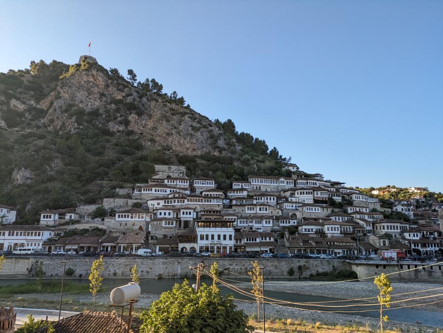 Blick auf Mangalem, die Stadt der 1000 Fenster