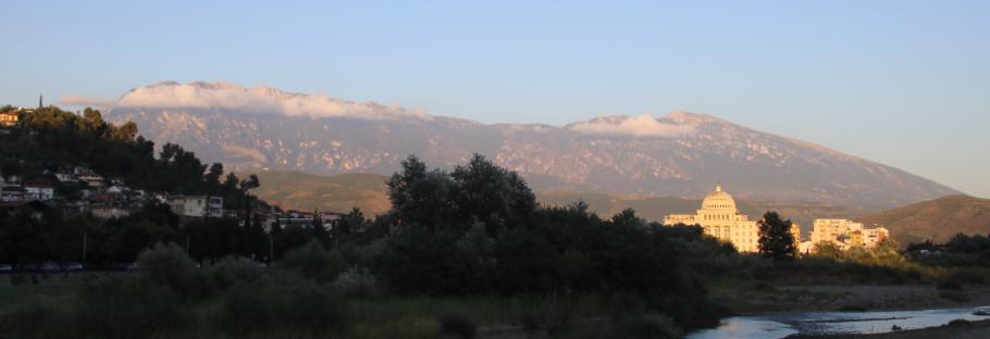 Im Hintergrund erhebt sich ein kleines Gebirge 2000 Meter über die Landschaft