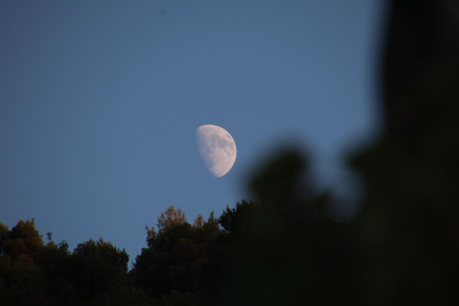 Über dem Berg von Gorica leuchtet der Mond