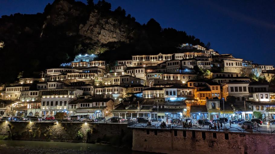 Die Fenster von Mangalem werden am Abend beleuchtet