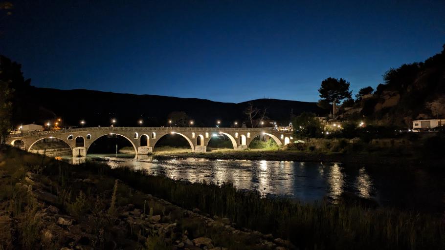 Auch die Brücke wird effektvoll angestrahlt