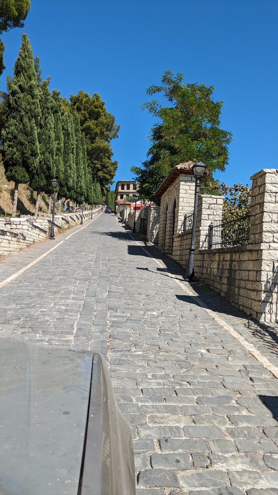 Es geht ganz schön steil bergauf. Neben der Straße sehen wir schnaufende Touristen, die sich das Taxi gespart haben
