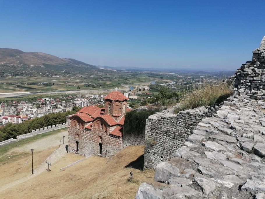 Andere, wie diese rote Moschee, wurden detailreich rekonstruiert