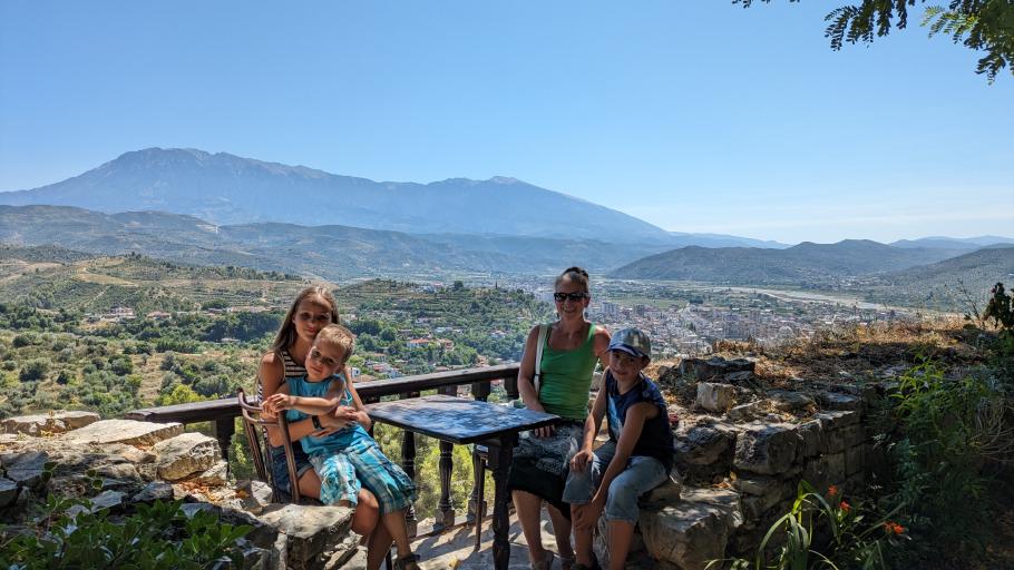 Im Hintergrund ist die Neustadt von Berat zu sehen