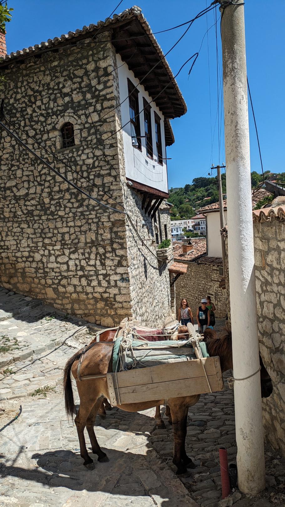 Auch Mangalem wirkt authentisch mittelalterlich