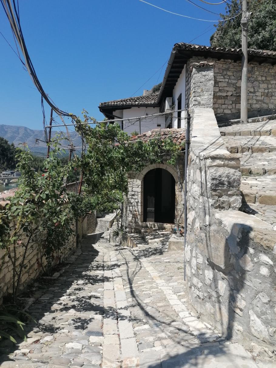 Viele der Gassen sind mit grünen Ranken überspannt