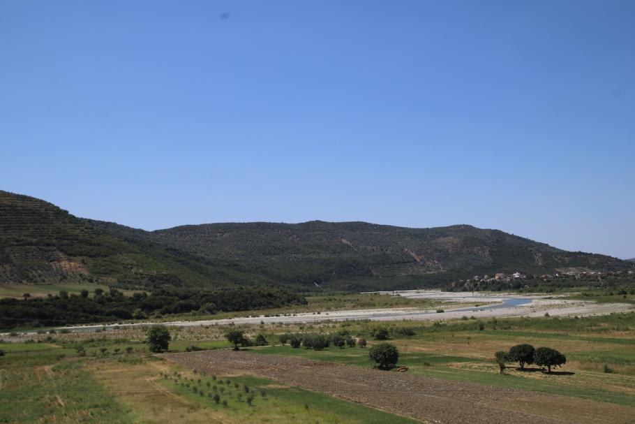 Die Berghänge sind satt grün von Weinreben und Olivenbäumen