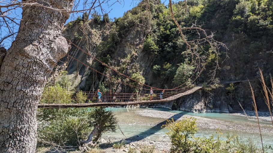 Kleiner Abstecher an einer mehr oder weniger robust wirkenden Holzbrücke
