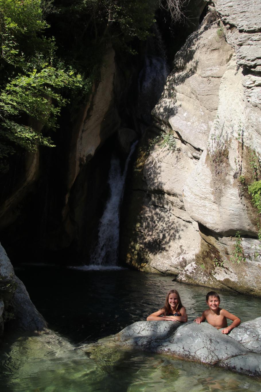 Annabell und Felix posieren für&rsquo;s Foto im kalten Wasser