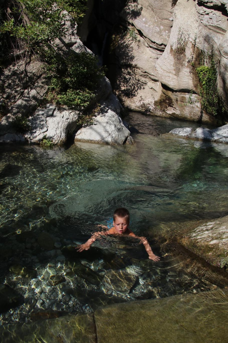 Sogar Mattis hüpft einmal ins Wasser, will aber ganz schnell wieder hinaus.