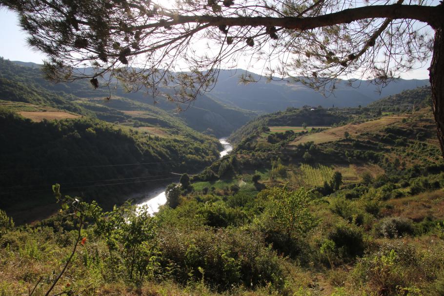 Der Osum schlängelt sich durch grüne Täler