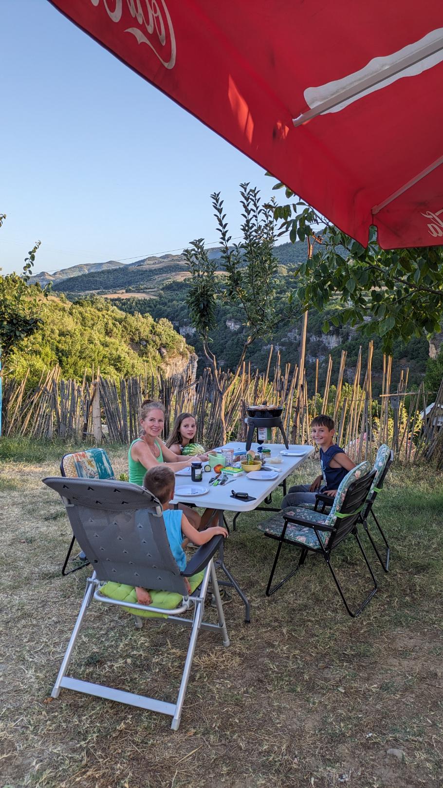 Hoch über dem Fluss gibt es Abendbrot
