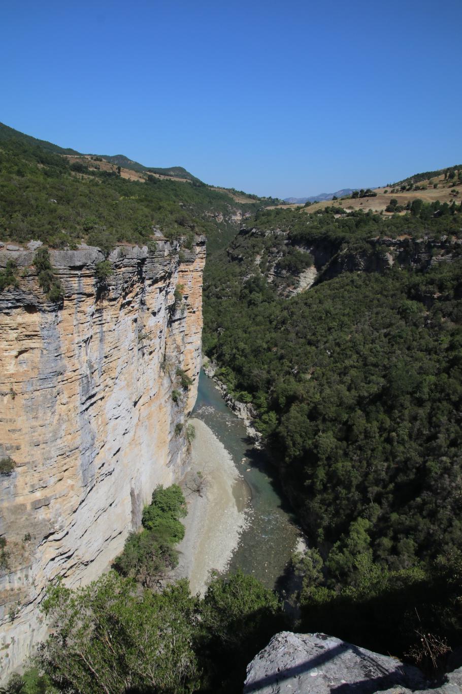 Von hier oben haben wir einen idealen Blick in den Canyon, aber keinen Zugang