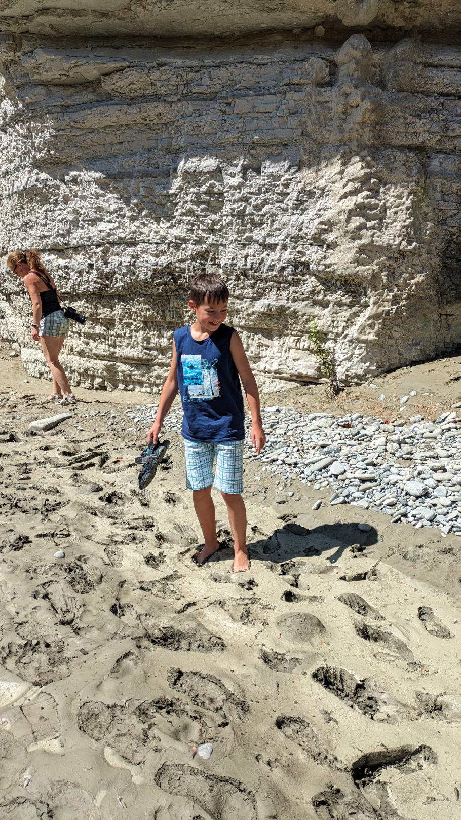 Felix hat viel Spaß im zähen Flusschlamm