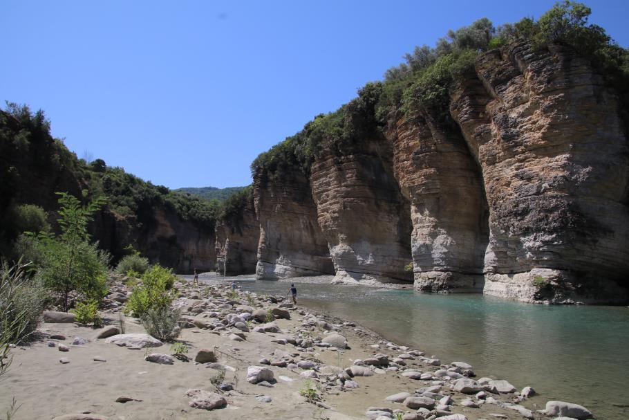 Die steilen Felswände werden langsam immer höher