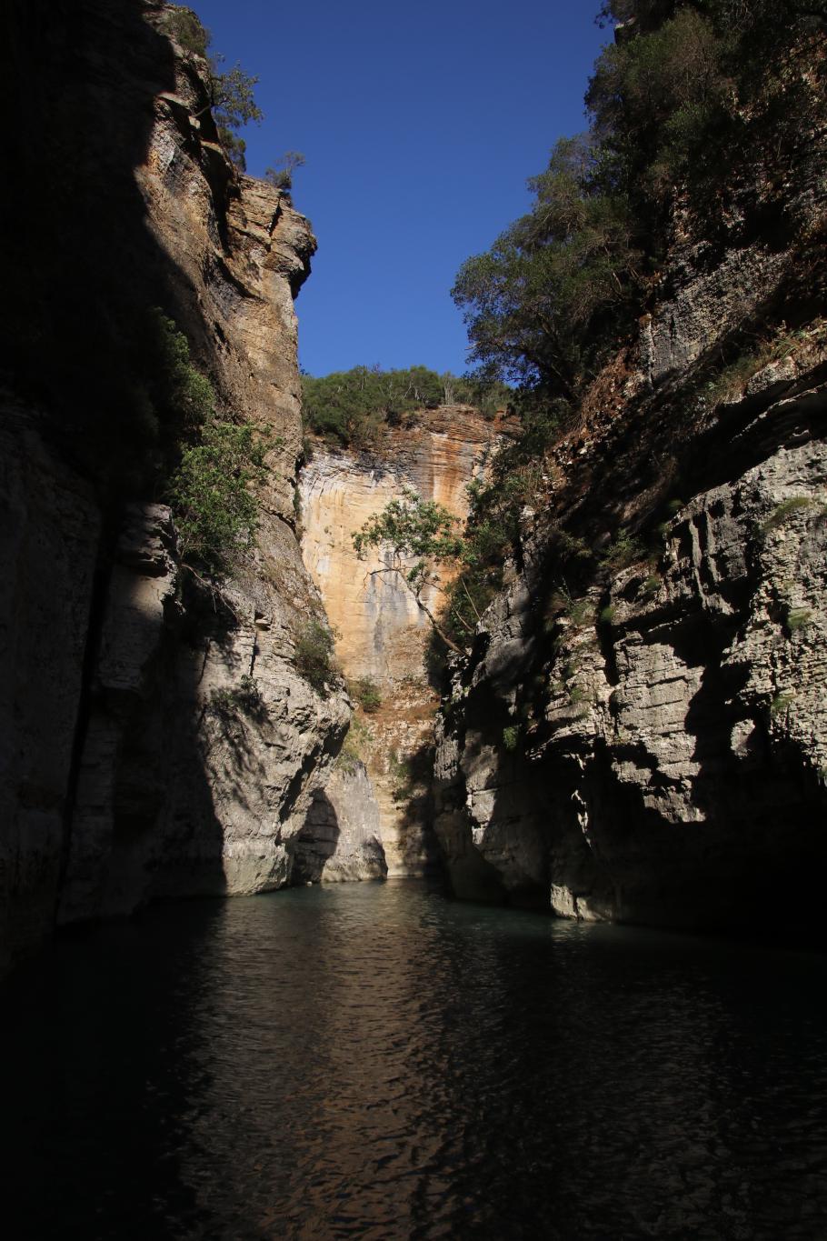Die letzten Strahlen der Abendsonne beleuchten die Schlucht