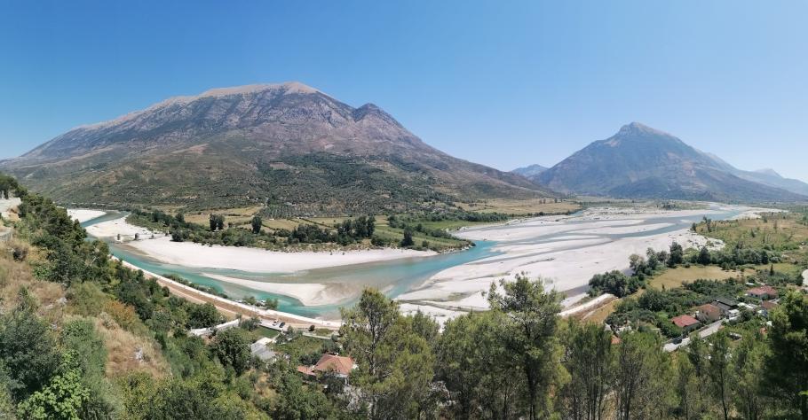 Blaugrüne Flüsse mäandern durch die Täler
