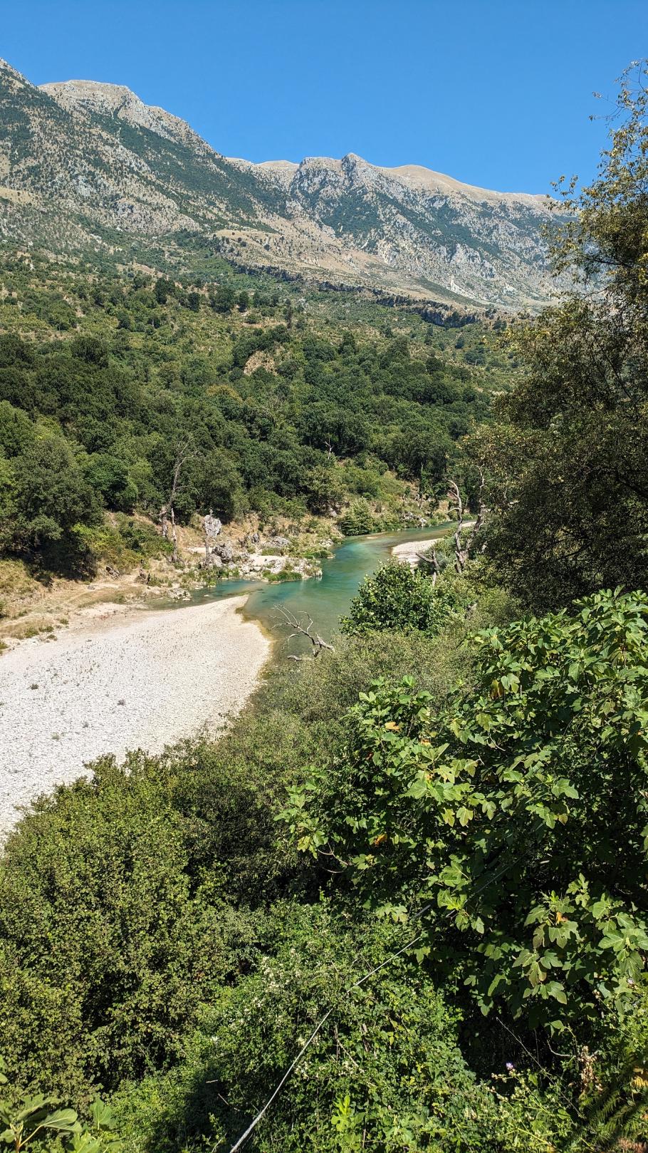 Unterhalb der Straße ist eine Badestelle mit erstaunlich wenig Andrang