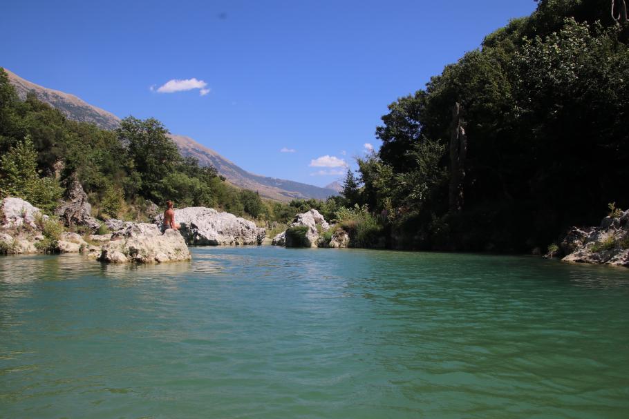 Ein paar Meter flussaufwärts sind wir ganz allein am Fluss