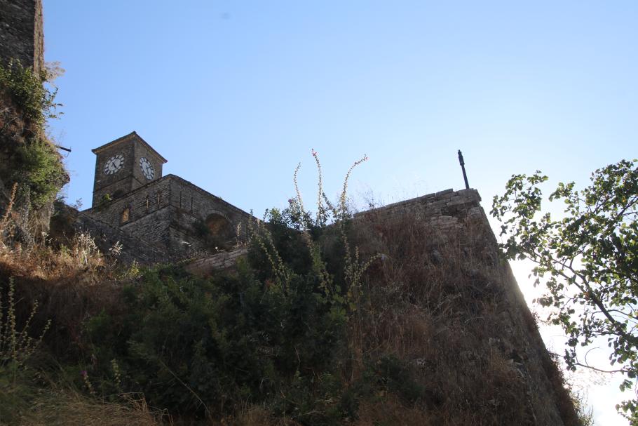 Parkplätze für Camper gibt es da oben nicht. Wir müssen erst einmal bis nach oben laufen.