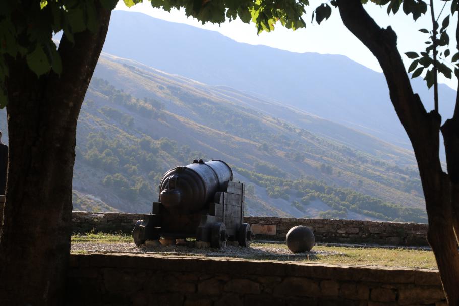 Hier steht allerhand altes Kriegsgerät herum