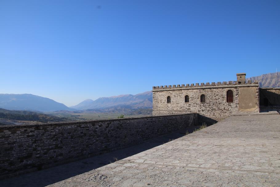 Auf dem Dach kann man bis an den Rand der Festung laufen - natürlich auch ohne Geländer