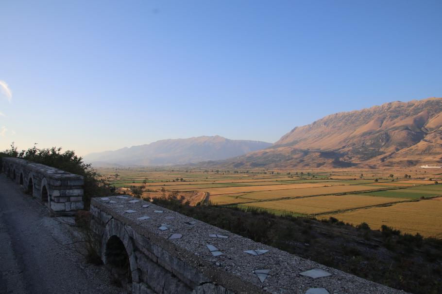 Die Ebene scheint golden in der Abendsonne