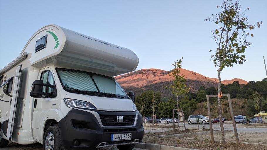 Die letzten Sonnenstrahlen beleuchten die Berge hinter uns