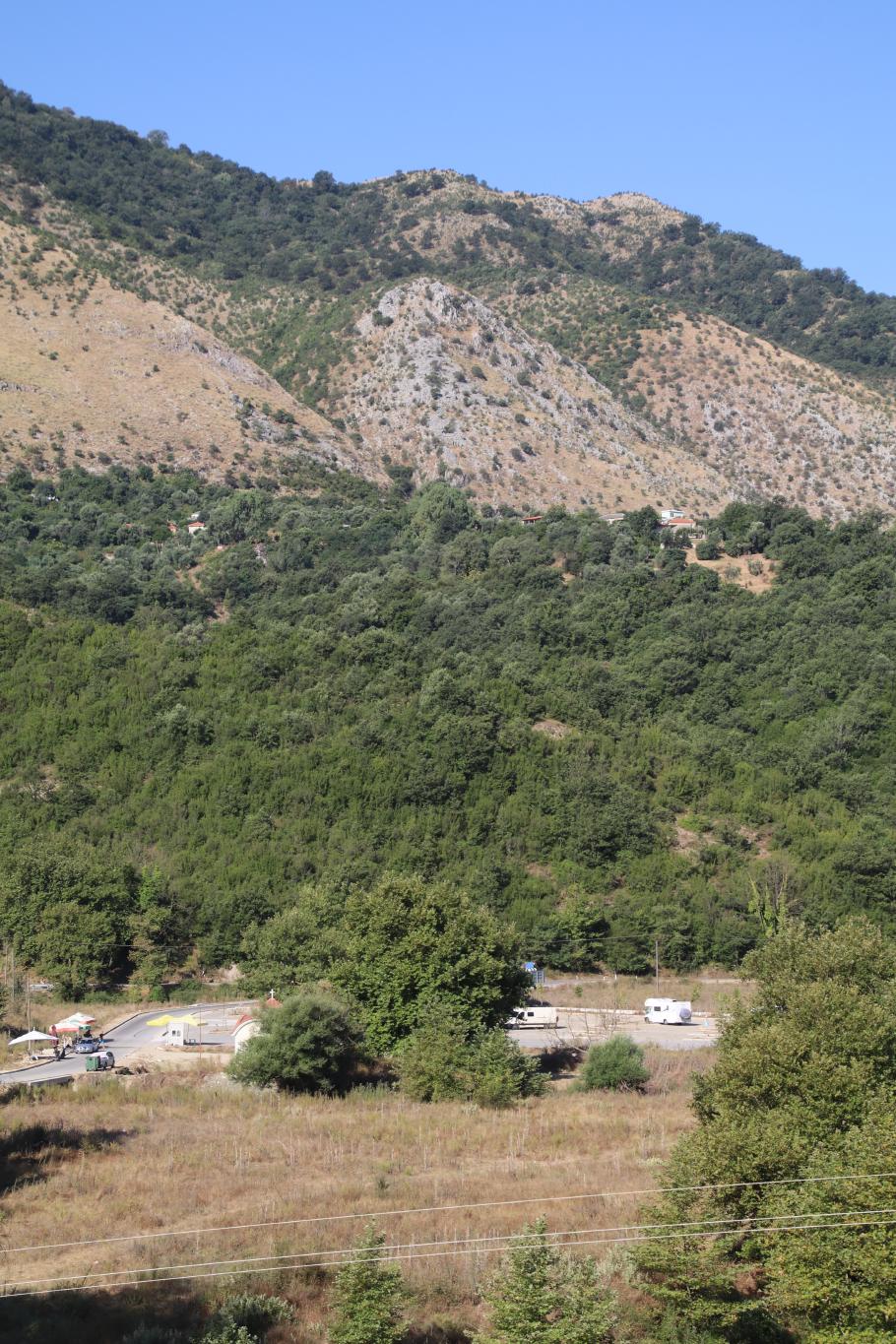 Kurz nach 8 stehen auf dem Parkplatz nur zwei oder drei Wohnmobile