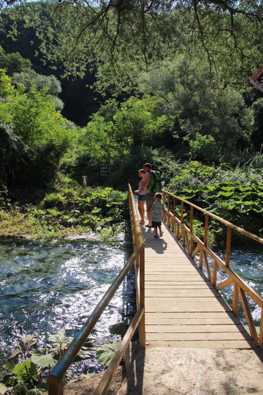 Auf der Brücke über dem Fluss ist es mehrere Grad kühler, als in der Umgebung