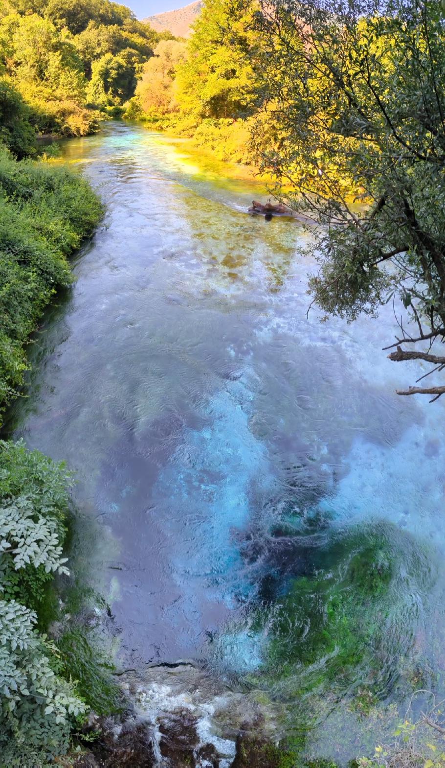 Aus einem Loch im Boden sprudelt eine ergiebige Quelle, die einen kompletten Flusslauf speist