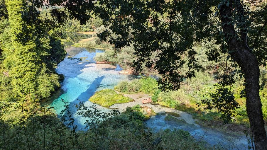 Das Blaugrün des kalkreichen Wassers passt gut zu den sattgrünen Wasserpflanzen